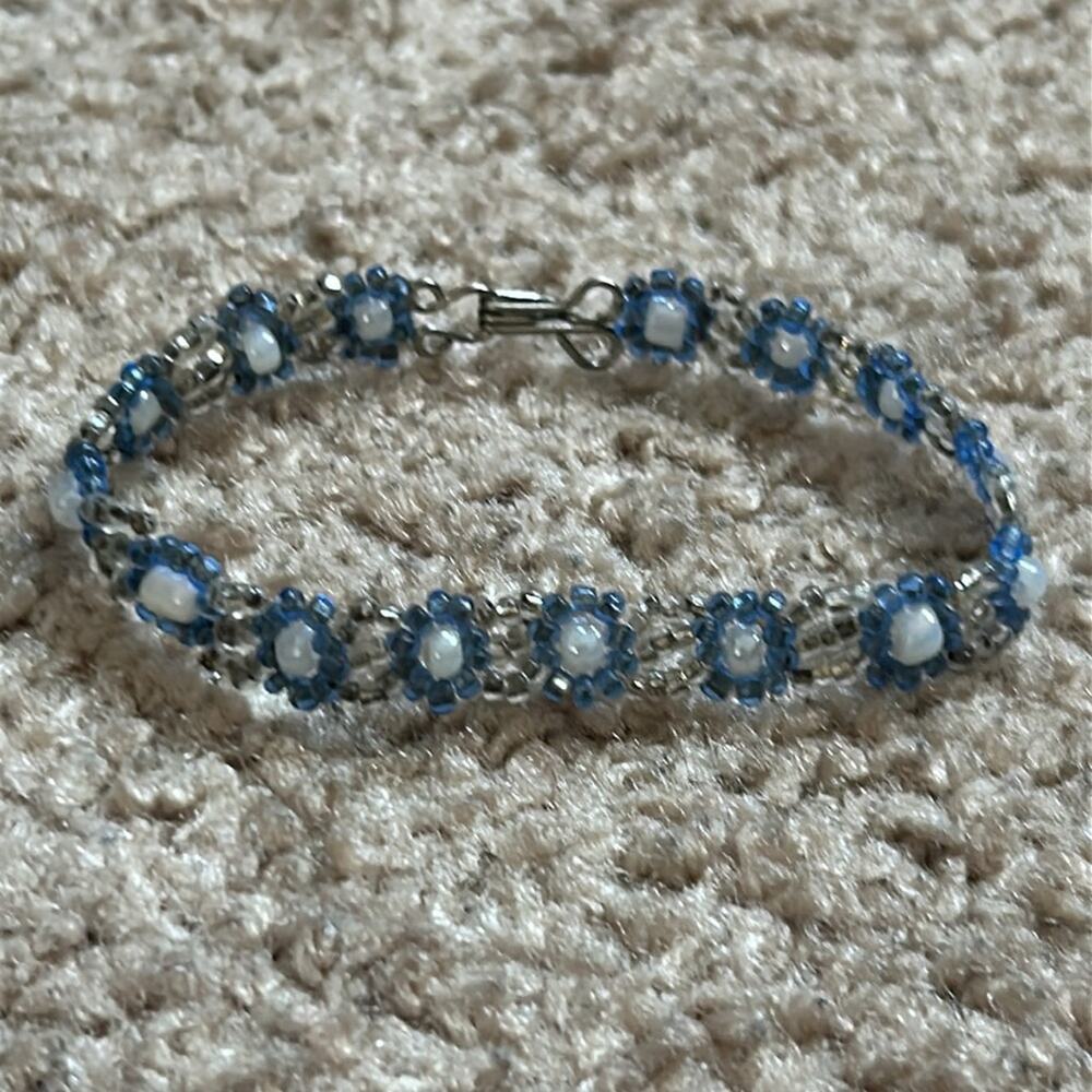 Women’s vintage handmade white/blue dainty beaded flower‎ bracelet one size - Picture 4 of 6